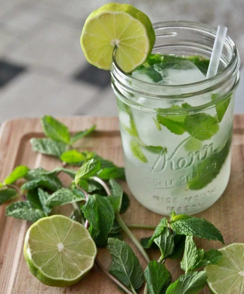 Мохито какая мята. Лимонад мохито лайм мята. maxito laym miyata. mojito лайм лимон лимонад. мохито лайм мята.