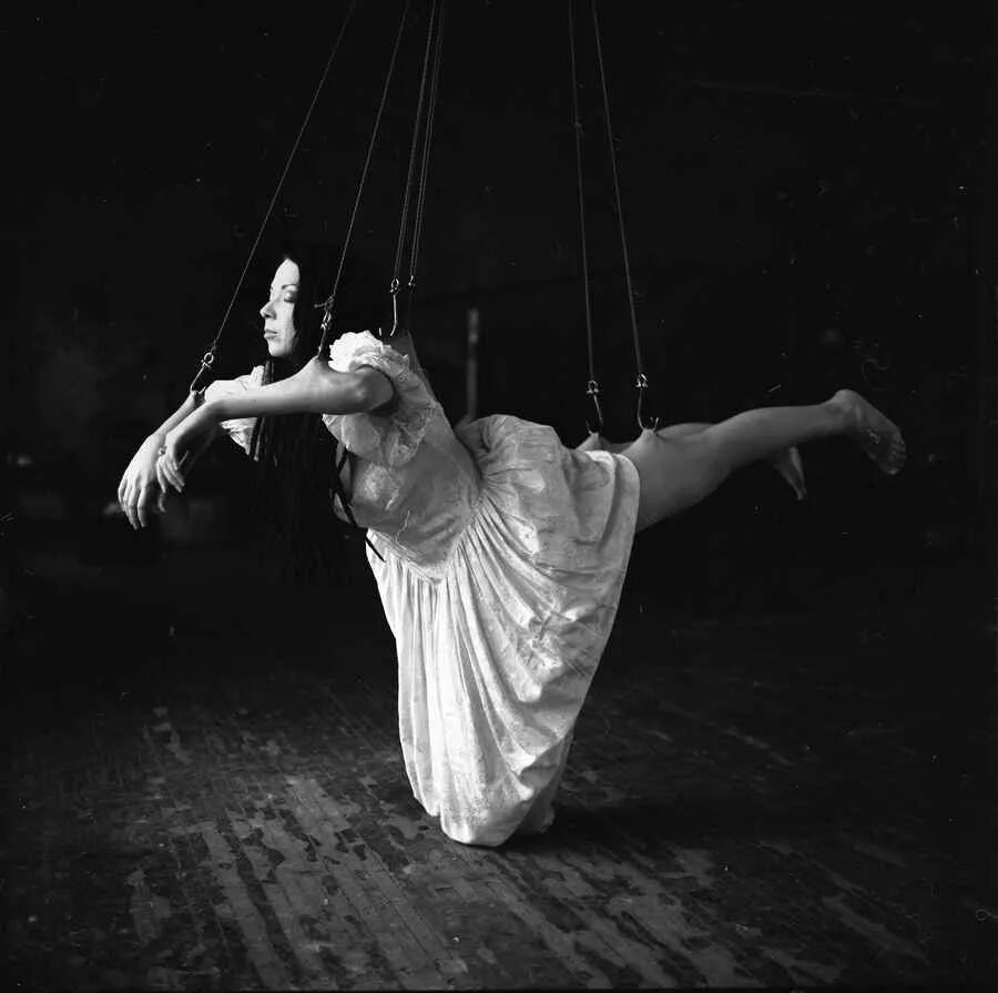 повешенный на крюк