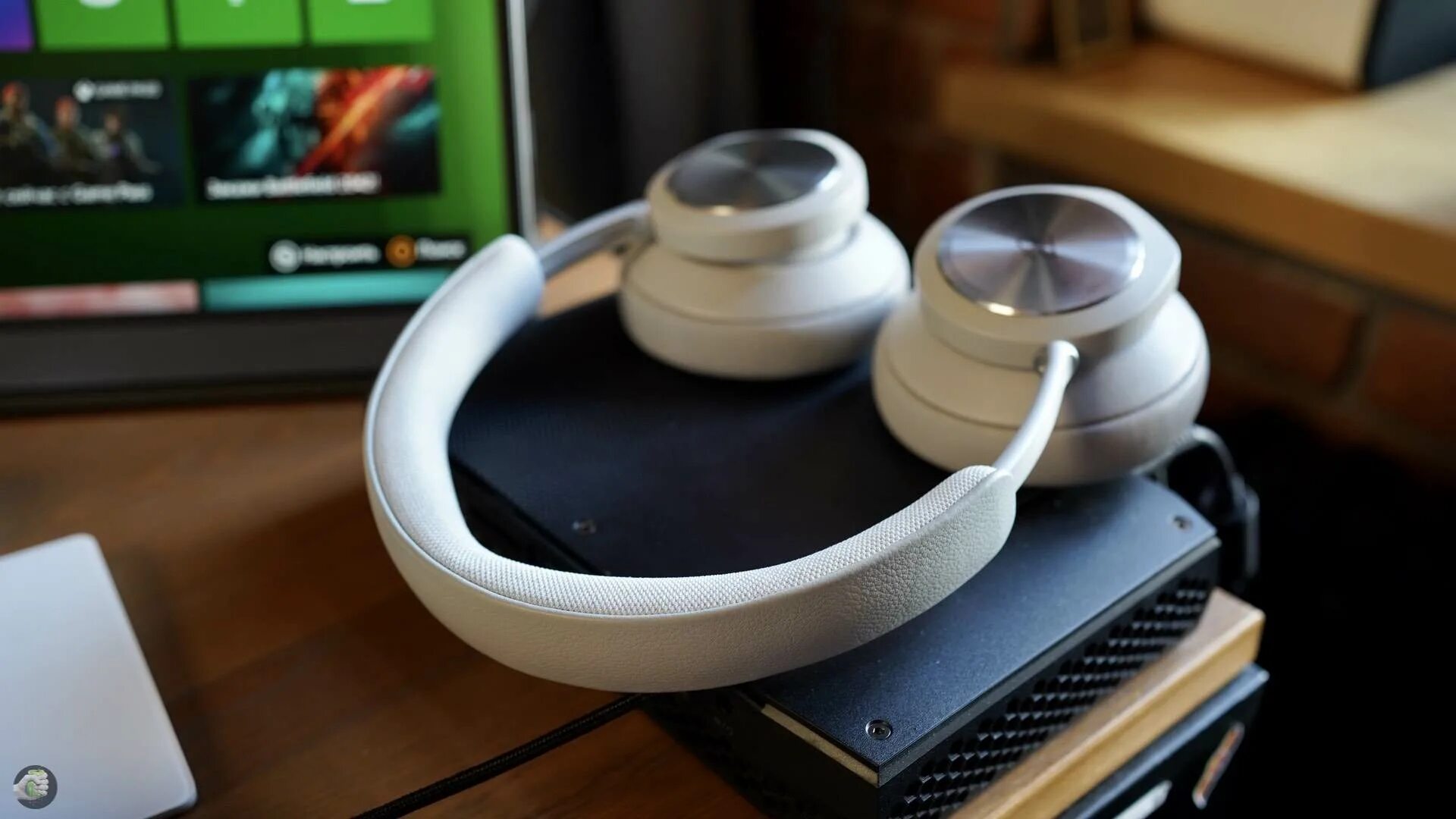 Bang olufsen hx. Наушники Bang Olufsen Portal. Наушники Bang Olufsen белые BEOPLAY ex. Беспроводные наушники Bang & Olufsen BEOPLAY Portal для Xbox. Наушники коробка Bang Olufsen BEOPLAY e8 2.0.