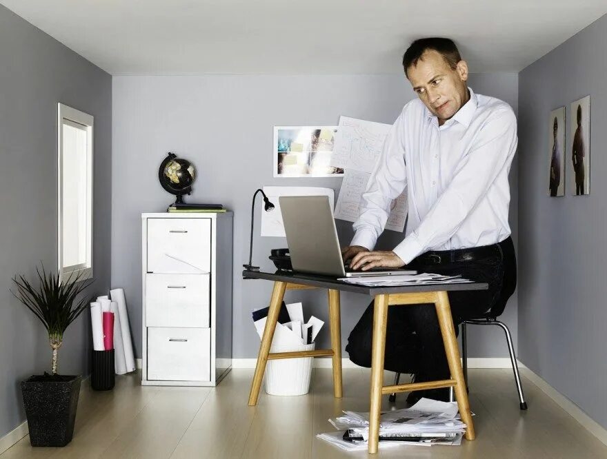 Стойка для tv porada ubiqua. Девушка стоит в комнате. Hall room. Standing room. Зонирование комнаты стеллажом с телевизором.