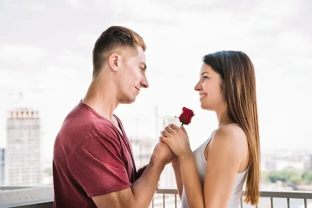 Видео женщины дают мужчин. Giving Rose.