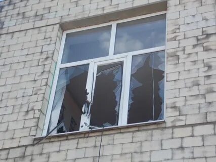 Разбитые окна в школе
