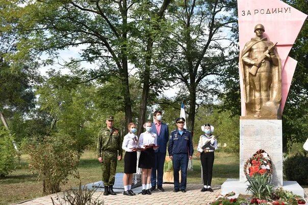 Погода в азовском районе 2 недели. Памятник погибшим азовчанам Джанкойский район. Пгт Азовское Крым. Пгт Азовское Джанкойский район. Памятники Азовское Джанкойского района.