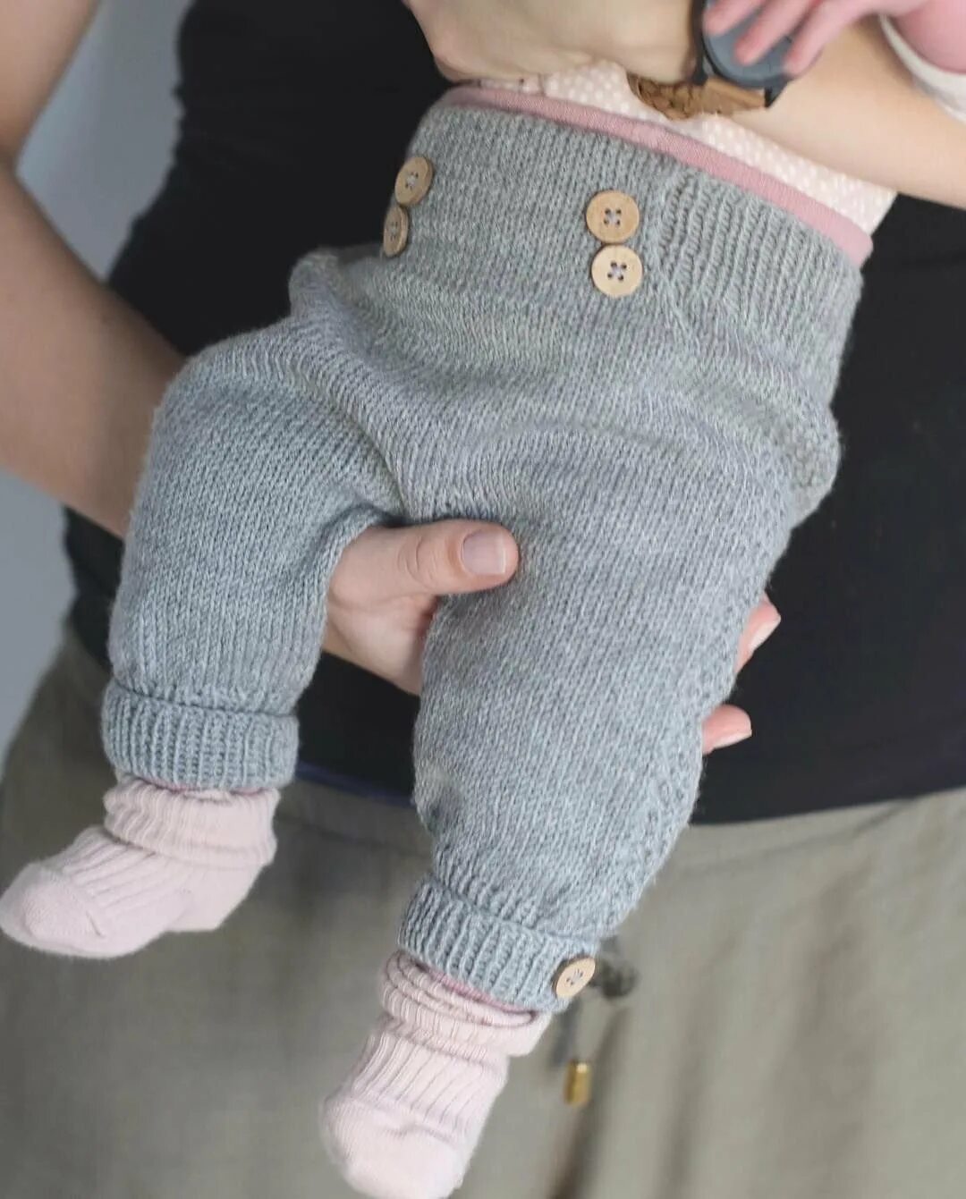 Детские штаны спицами. Вяжем штанишки девочке. Связать штанишки для девочки 1. Для самых маленьких штанишки спицами. Вязаные штаны для детей.