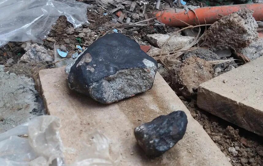 Кларк метеорит. Каменный метеорит alh 81005. Как выглядит метеорит упавший. Как выглядит метеорит упавший. Как выглядит метеорит упавший.