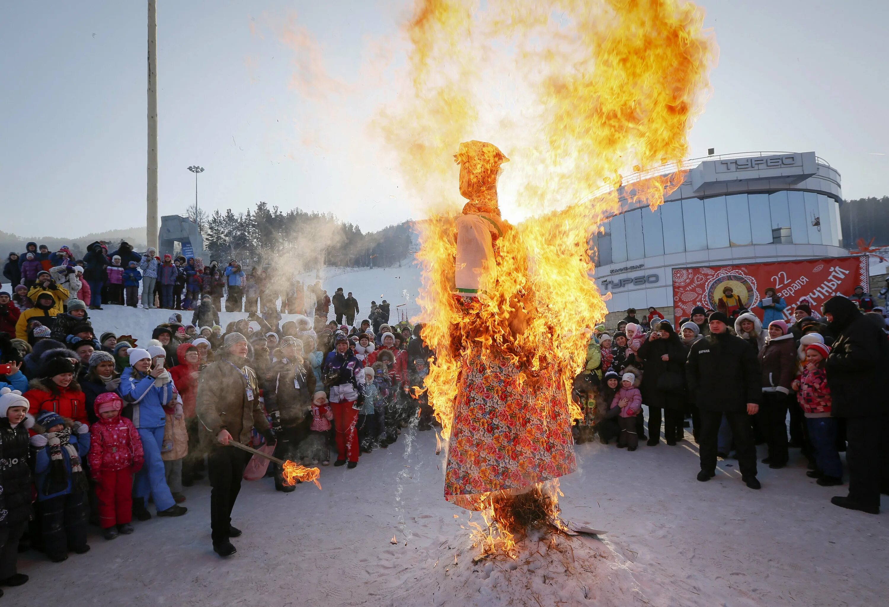 Васнецов сжигание чучела. Effigy Maslenitsa. Праздник Масленица сожжение чучела. Жгут Масленицу. Что означает сжигание чучела