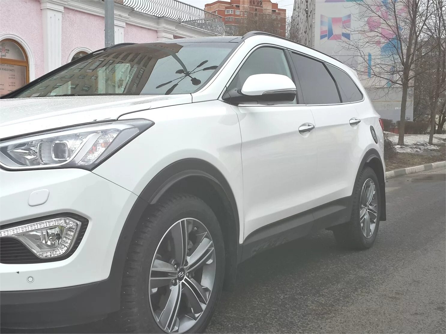 Купить гранд санта фе. Hyundai Grand Santa Fe, 2015 белый. Хендай Санта Фе белый. Хендай Санта Фе 2014 белый. Хендай Гранд Санта Фе 2015 серебристый.