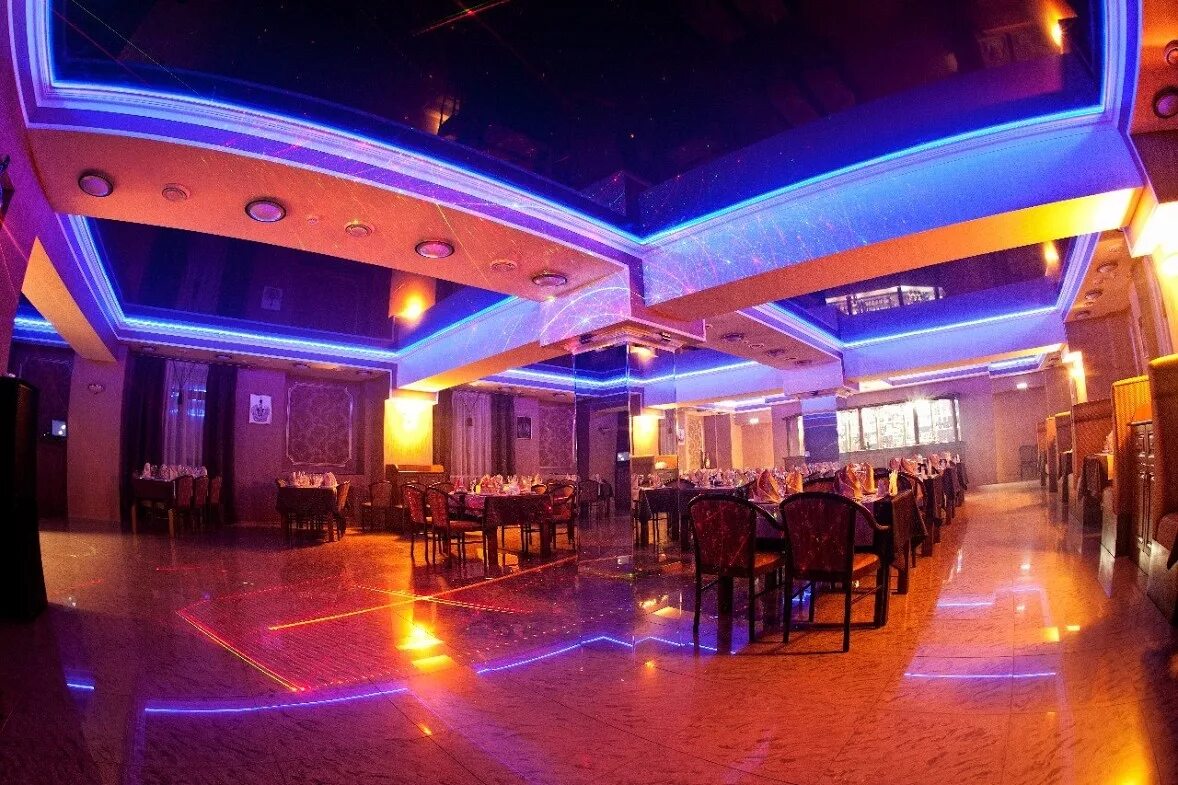 Банкетный зал изба сургут. Ресторан мелик карамова 16 сургут. Ресторан corona сургут. Новоаганск улица мелик карамова 8. Тц гера сургут.