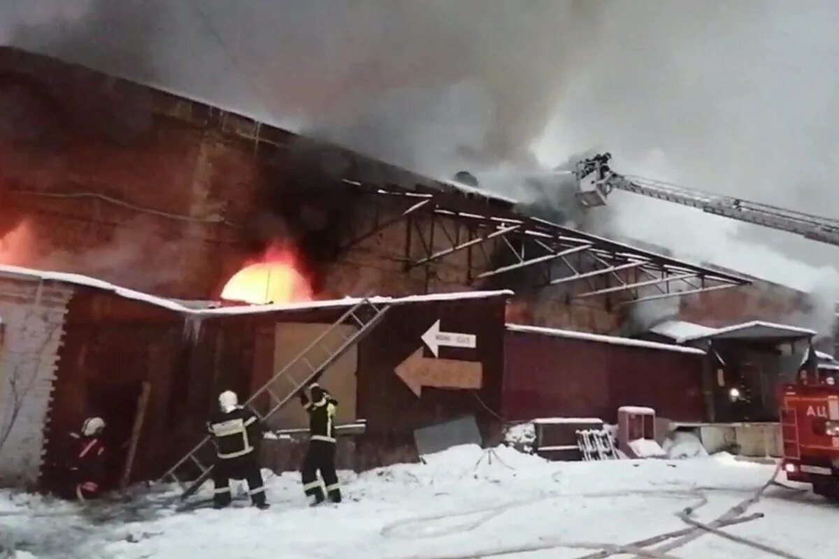 Пожар на площади 3. Пожар на комсомольской площади. Пожар на площади 3. Пожар в здании. Пожар на вокзале.