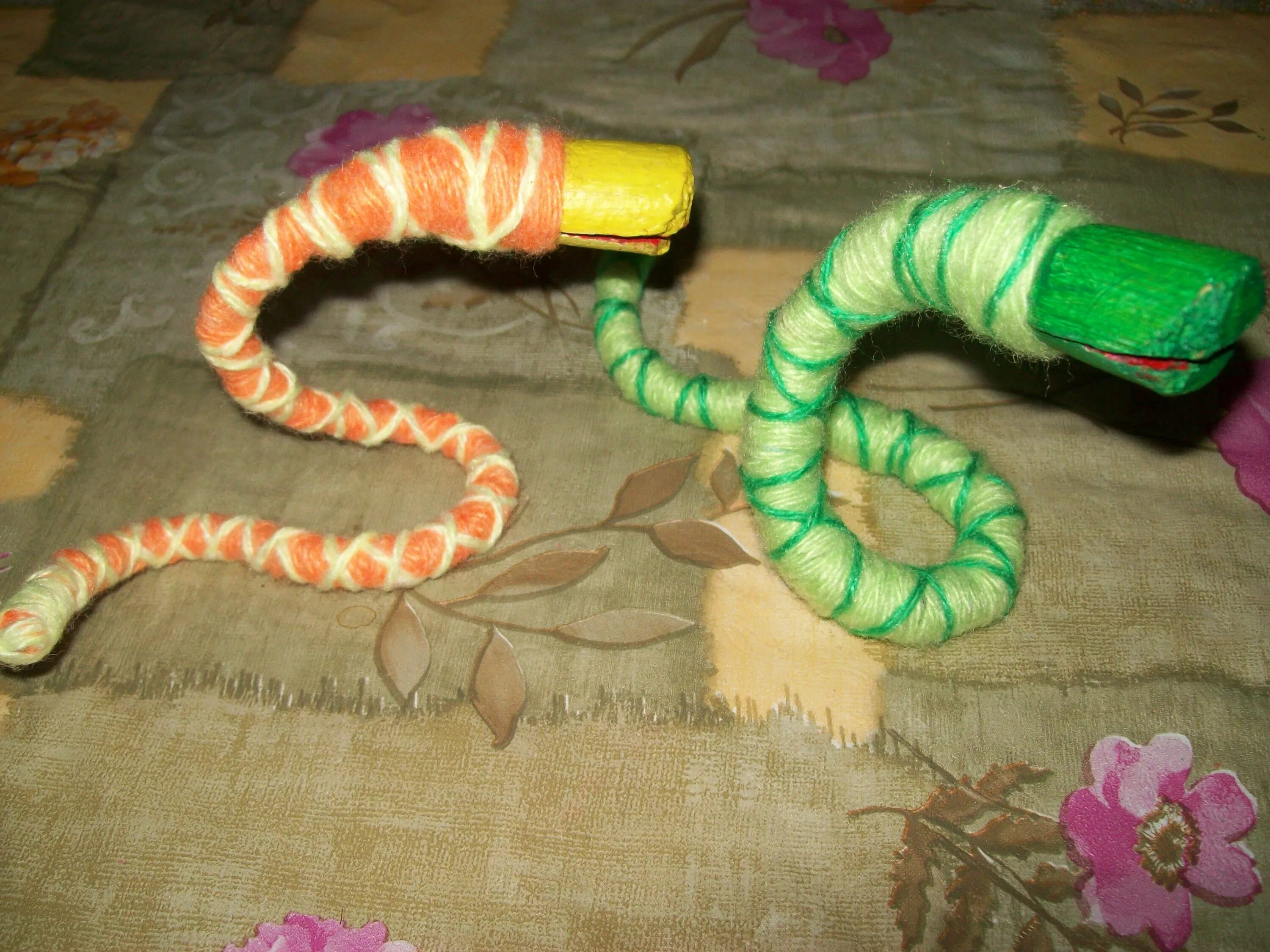 Змейка своими руками. Змея игрушка. Поделка змейка. Змея из пряжи. Поделка змея.