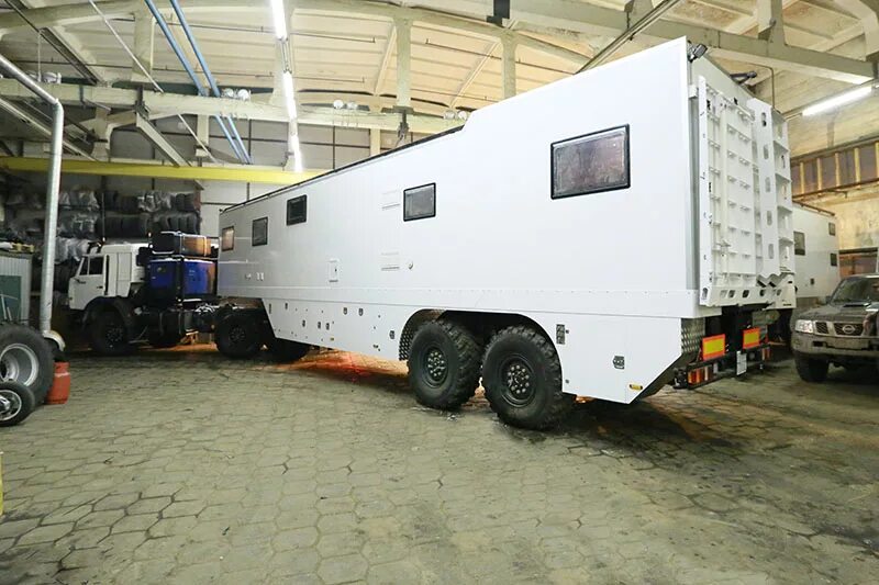 Автодом полуприцеп. Камаз 8х8 автодом. автодом на базе 13м полуприцепа нефаз. нефаз 5656 автодом. камаз-44108 автодом.