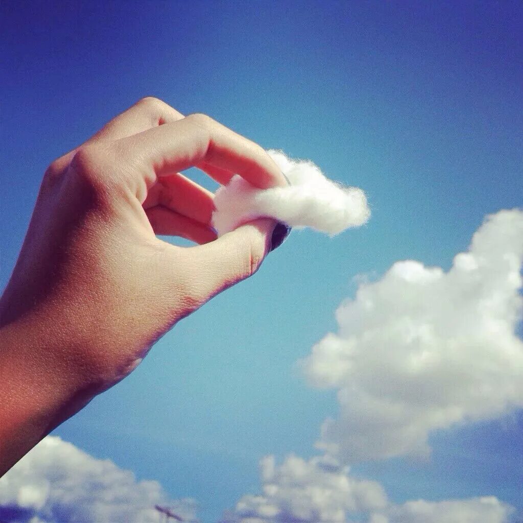 Облако в руках. Облака в ладонях. Облачко в руке. Руки к небу.