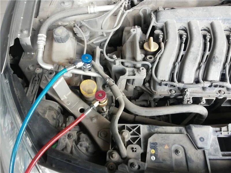 Не запускается рено меган 2. Заправочные клапана на renault megane 2. рено меган коннекторы кондиционера. заправочный клапан рено меган 2. заправочные клапана рено лагуна 2.