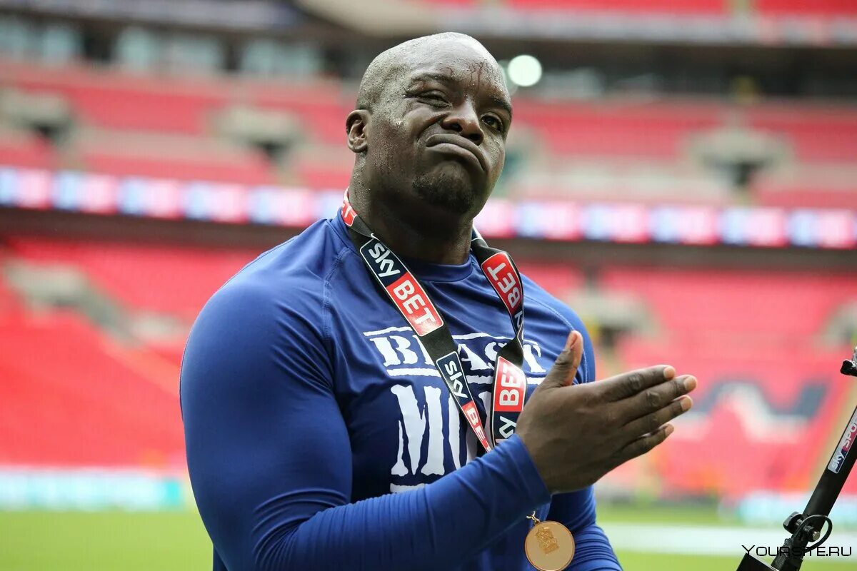 Какой футбол сильный. Адебайо АКИНФЕНВА. Akinfenwa футболист. АКИНФЕНВА Адебайо FIFA 16. АКИНФЕНВА Адебайо вес.