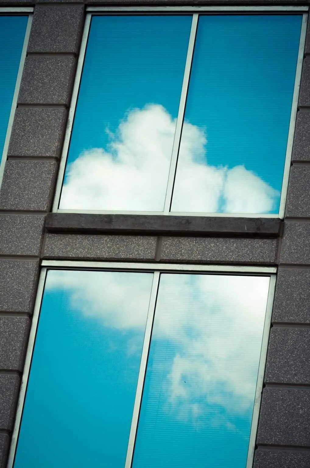 зеркальная тонировка на окна. тонированные окна в доме. тонированный стеклопакет. стекло зеркальная тонировка. тонировочные архитектурные пленки.