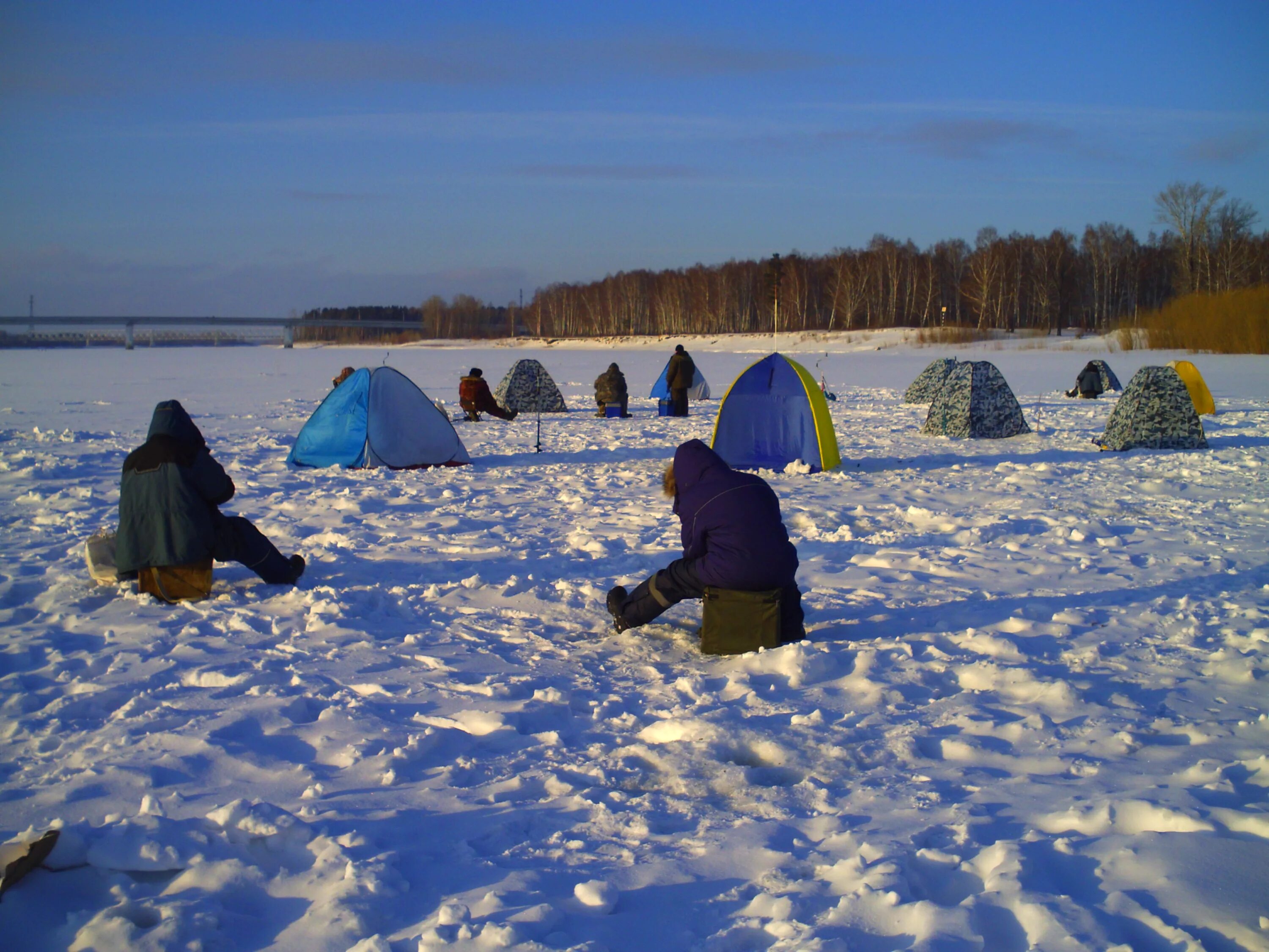 Зимняя рыбалка в палатке. Палатка на льду. Рыбацкая палатка на льду. Рыбалка в палатке зимой. Зимняя рыбалка на льду в палатке.