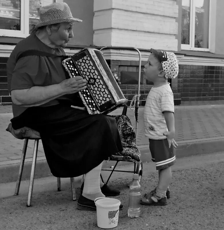 поют возле дома. поют возле дома. уличные музыканты в архангельске. поют возле дома. бабушки на завалинке в деревне.