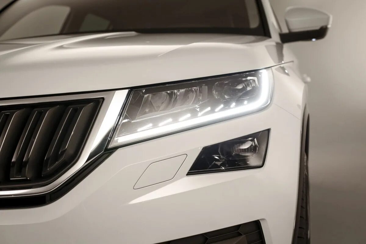 Шкода кодиак лампы ближнего света. Фара шкода кодиак. skoda kodiaq реснички. skoda kodiaq 2018 оптика. светодиодные фары шкода кодиак.