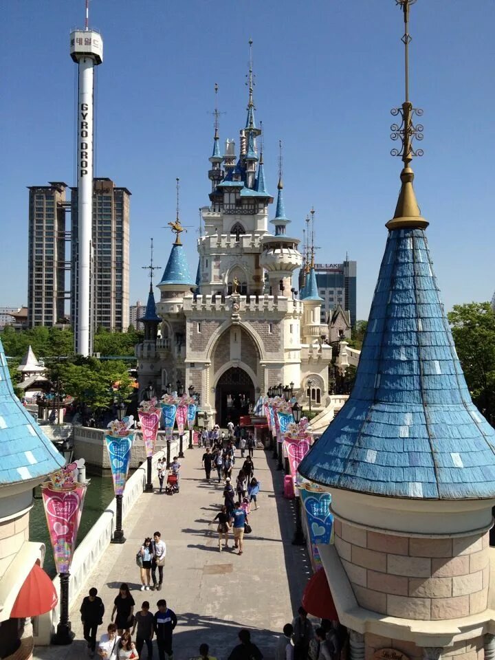 Парк развлечений lotte world в южной корее. Парк lotte world. Парк аттракционов в сеуле лотте ворлд. Парк аттракционов в сеуле лотте ворлд. Парк аттракционов в сеуле лотте ворлд.