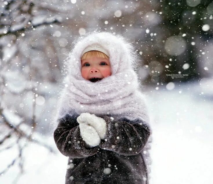 Снежок пришел. Зима для детей. Дети радуются снегу. Дети зимой. Счастливые дети зимой.