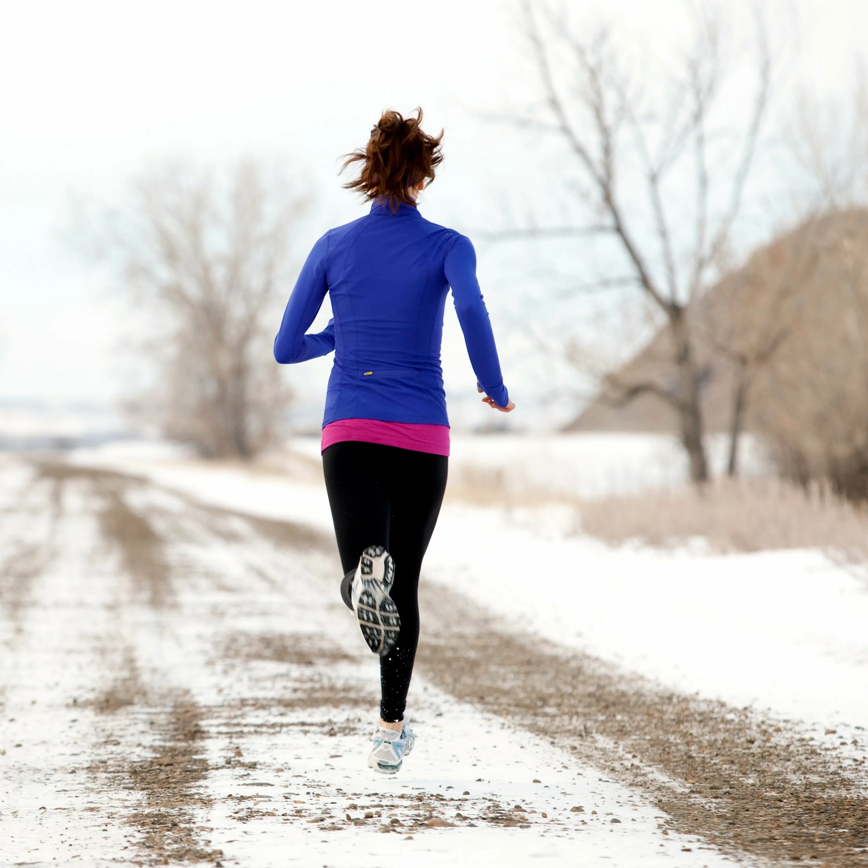 Девушка бежит. Зимний бег. Пробежка зимой. Девушка бежит зимой. Do sport the winter