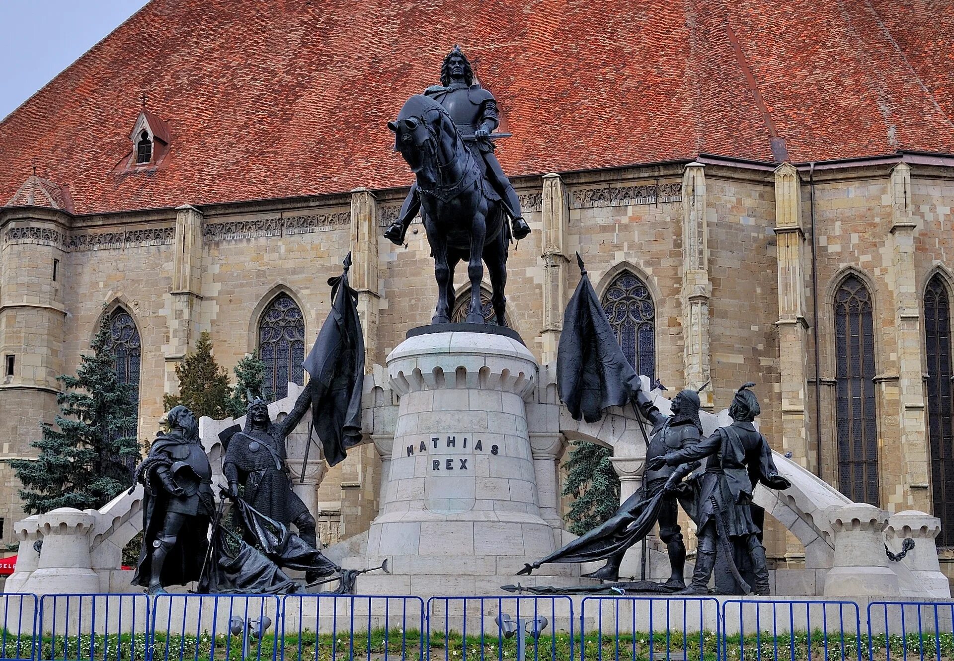 Памятники культуры стран европы 3 класс. Matthias Corvinus Monument. Клуж Румыния памятник раковицу. Mathias Rex статуя. Памятники культуры Европы.