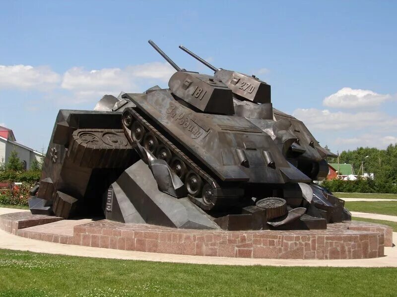 Прохоровка курская дуга. Скульптурная композиция таран прохоровка. Курская дуга сражение под прохоровкой. Курская дуга битва под прохоровкой памятник. Станция прохоровка курская битва.