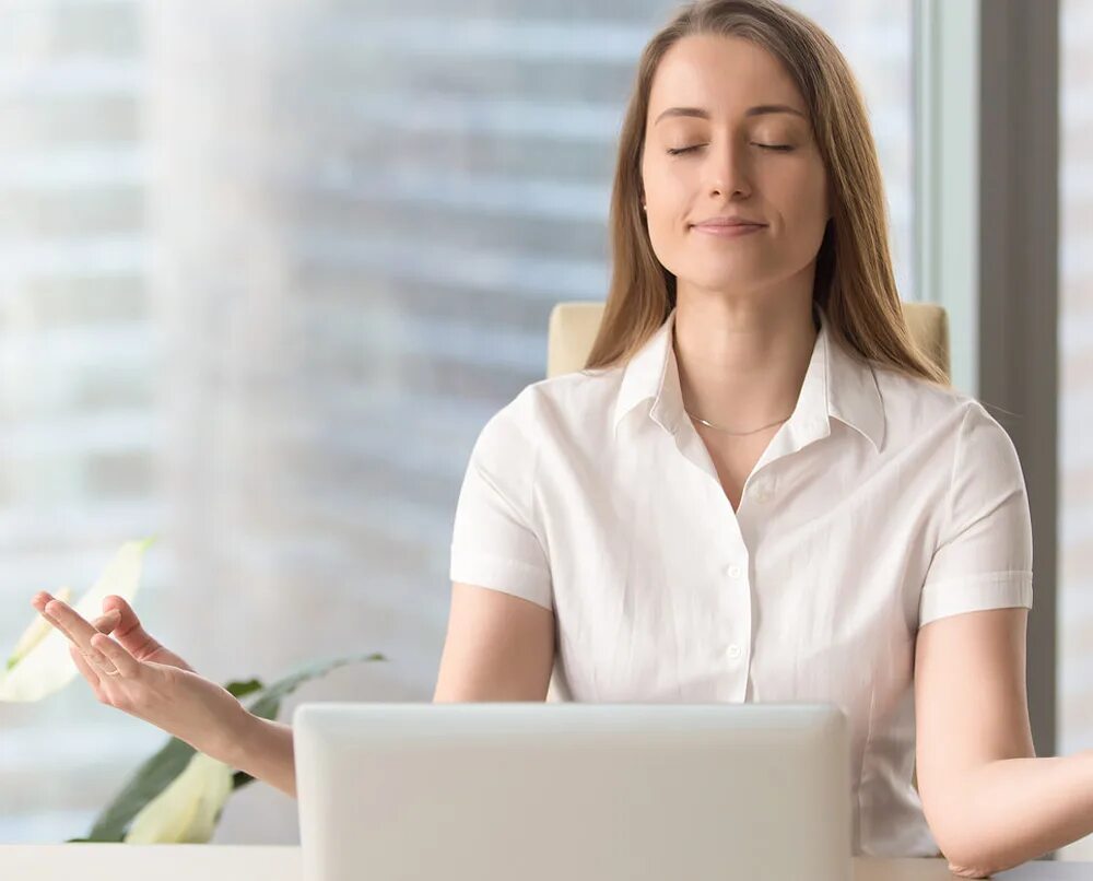 Переговоры в конфликте. Спокойствие на работе. Стресс в офисе. Сложные переговоры. Рыжая девушка в деловом костюме.