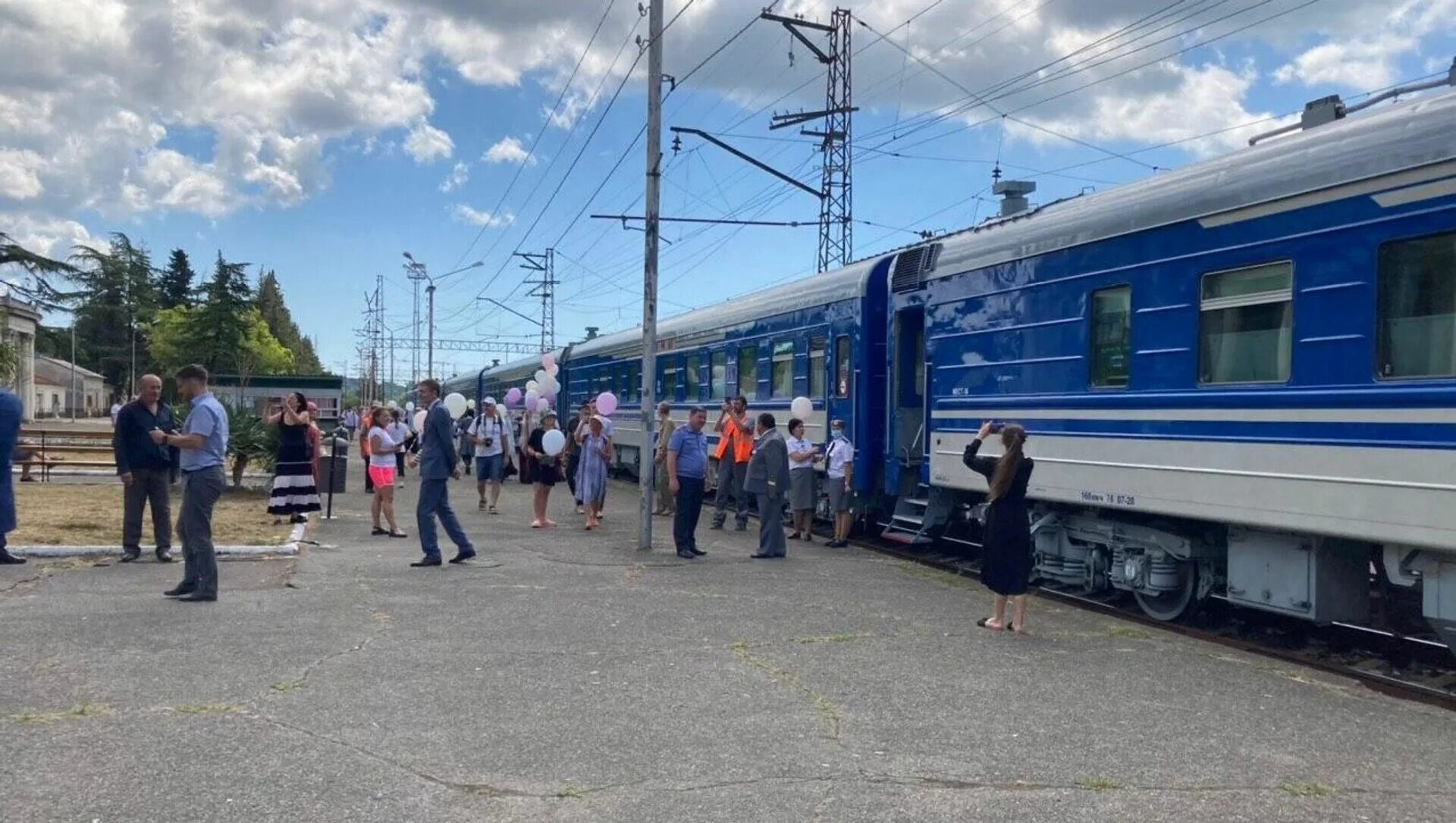 Ретро поезд туапсе гагра. Железная дорога Туапсе - Гагра. Ретро поезд Сочи Гагра. Туристический поезд Гагра. Туристический ретро поезд Туапсе Гагры.