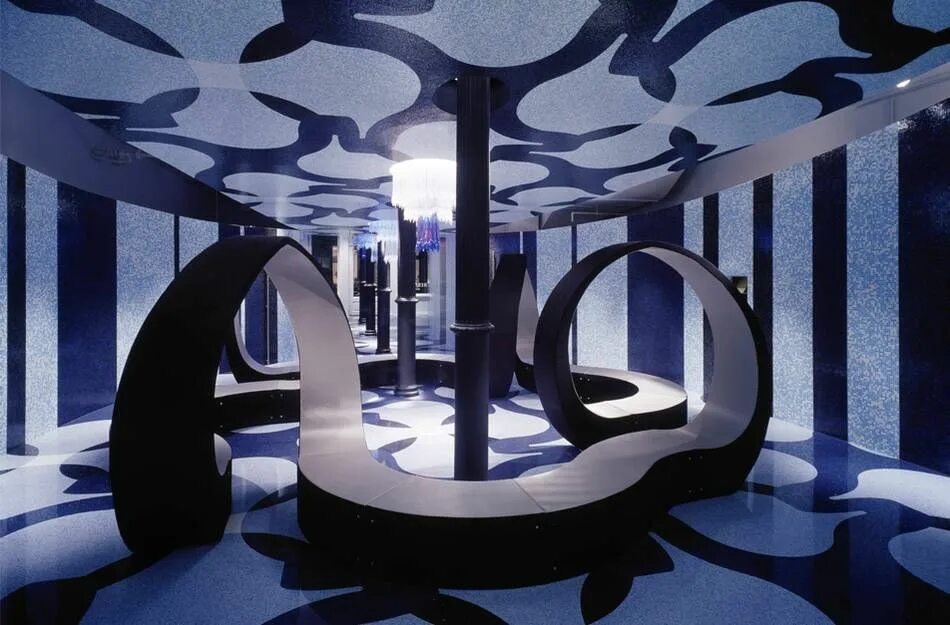 диссимметрия в архитектуре фрэнк гери. церковь моньо марио ботта. интерьеры отеля pullman berlin schweizerhof в стиле баухаус. пространство в постмодернизме. инсталляция искусство.