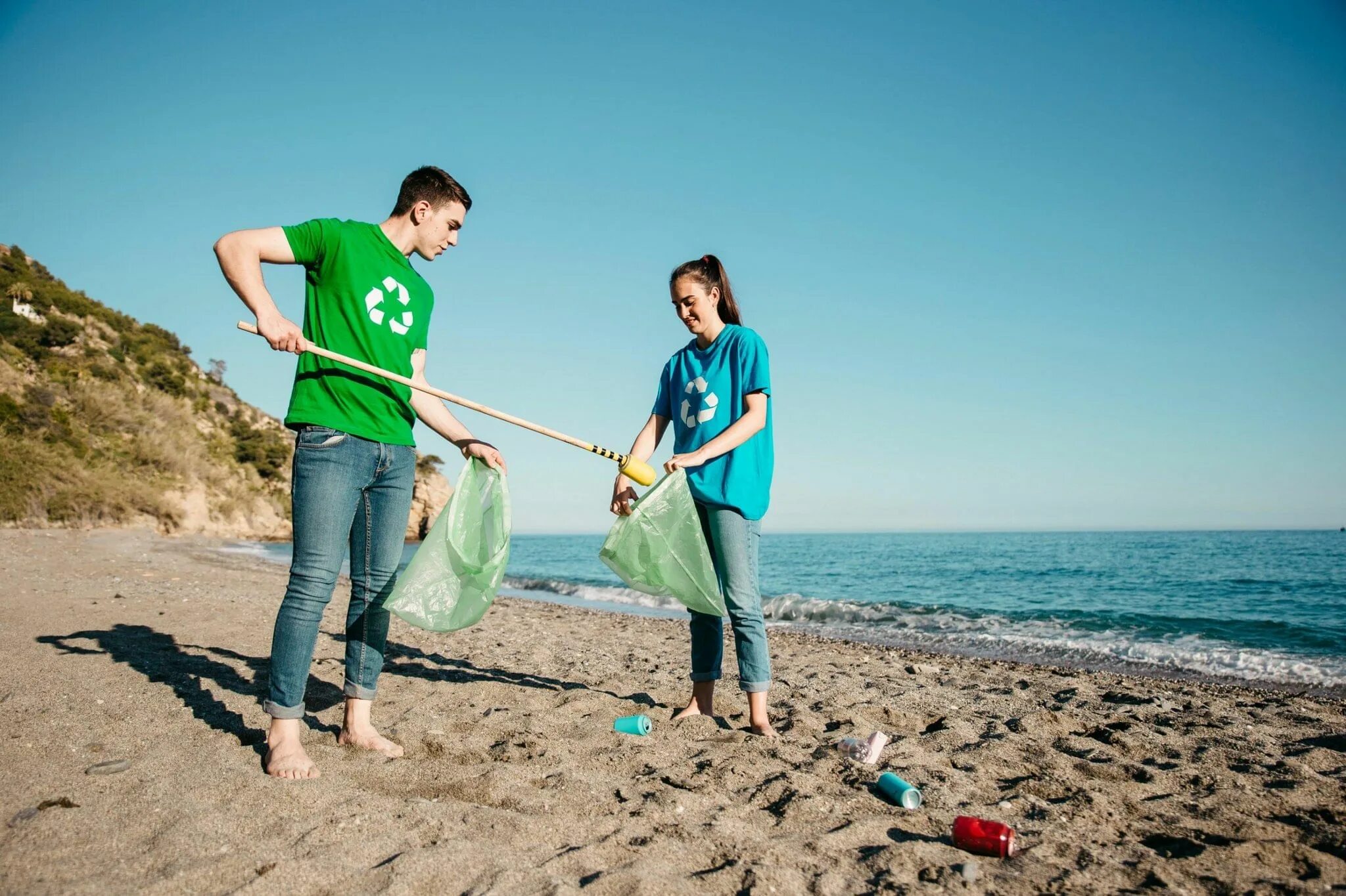 Волонтеры на пляже. Уборка пляжа. Ecology and people