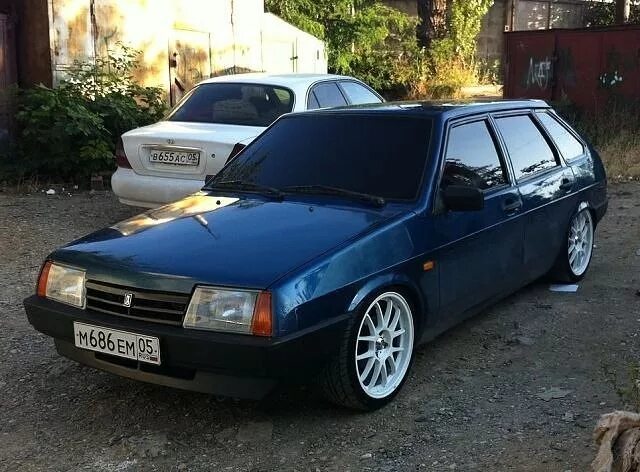 Едет тонер на дисках девятка цвета барбариса. Ваз 2109 тонер. ваз 2109 черная тонер. черная 2109 в тонере. ваз 2109 baltic.
