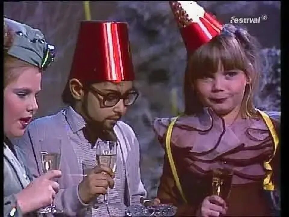 Девушкам из высшего общества трудно избежать. Девушкам из высшего общества трудно избежать