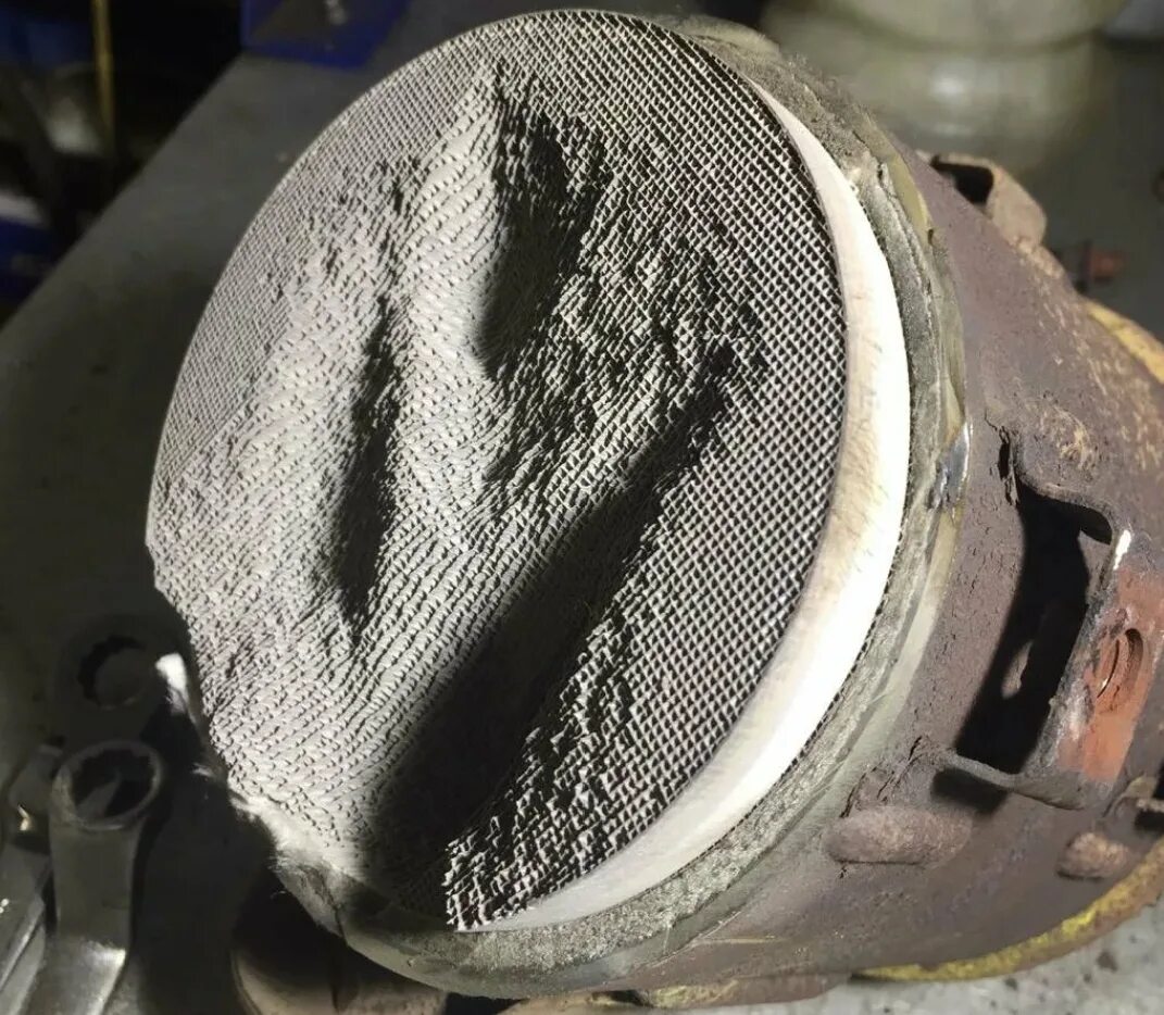 Неисправный катализатор. Как выглядит кат. Катализатор «прикат 9908». Катализатор себринг 2004 2,4. Kia прогоревший катализатор.