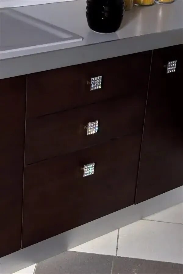 Зеркальная мозаика фартук. Ручки для кухни со стразами. Ручки для кухни со стразами. Белый кухонный гарнитур с черной фурнитурой. Кухня в стиле гламур.