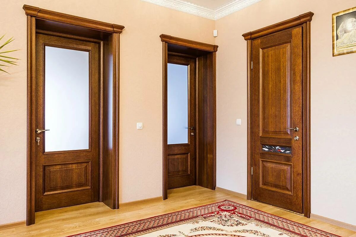 Как правильно выбрать межкомнатную дверь. Комнатные двери. Деревянные двери в интерьере. Двери в интерьере частного дома. Красивые межкомнатные двери.