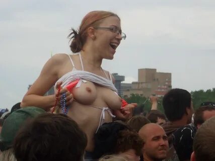 Slideshow flashing nipple.