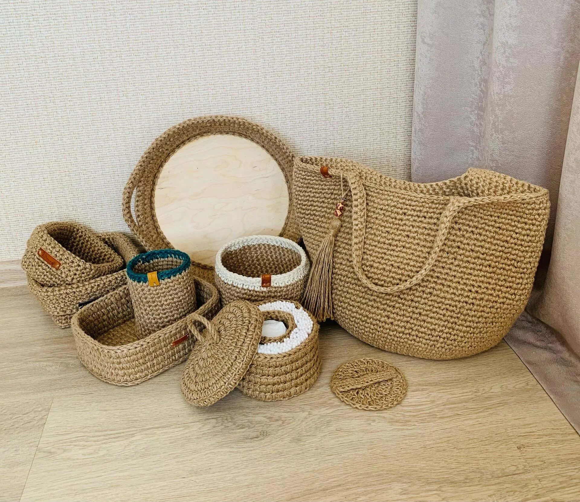 Джутовая корзинка с крышкой. Интерьерные вещи из джута. Корзина из джута крючком. Изделия из джута крючком. Джут saltera.