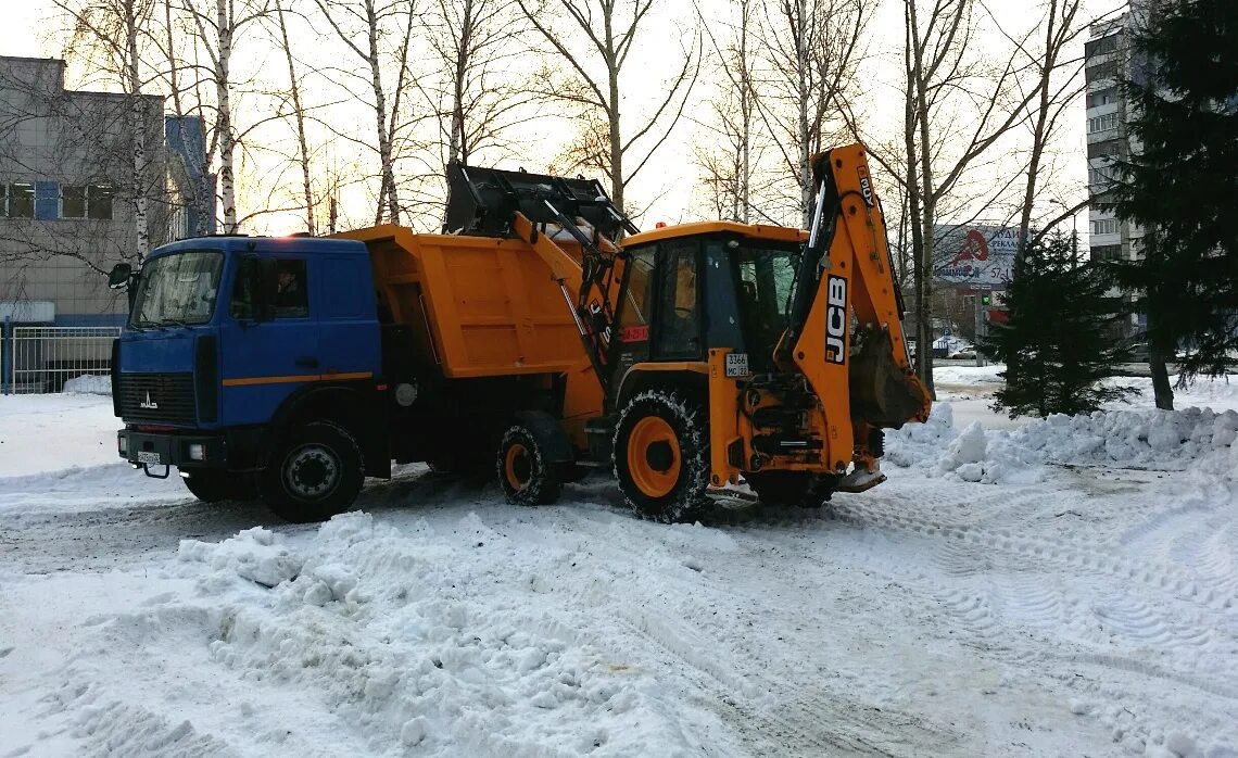 Вывоз снега. Самосвал со снегом. Уборка снега мини погрузчик мустанг. Вывезти снег с территории. Переработка снега.