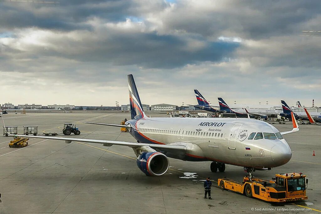 Сайт аэрофлот шереметьево. Аэропорт а320 Шереметьево. Airbus a320 Шереметьево. Самолет Аэрофлот в Шереметьево. B777 Шереметьево.