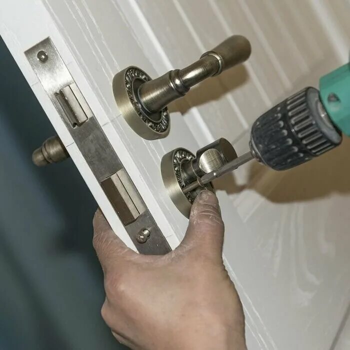 Врезание замков в межкомнатные двери. Врезка замка в дверь. Врезка замка в межкомнатную дверь. Монтаж замка в межкомнатную дверь. Установка замка на межкомнатную дверь своими руками.