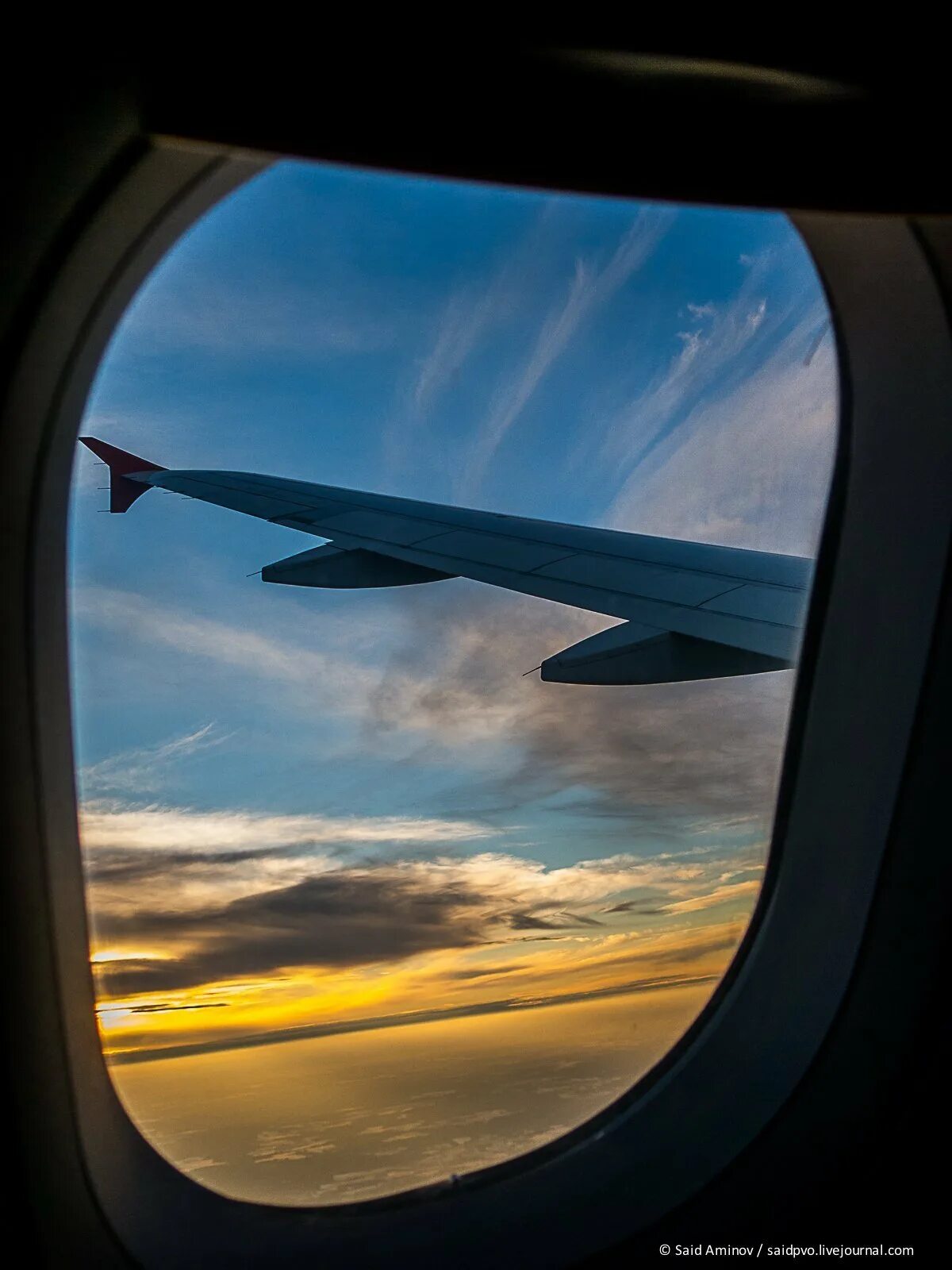 Летающая окно. Окно самолета. Летающая окно. Иллюминатор самолета. Виз из илюминатора самолета.