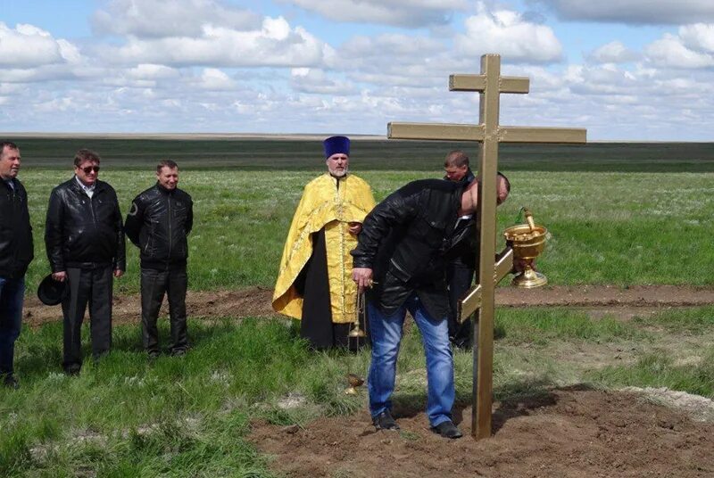 Новости адамовка оренбургской. Поселок Майский Адамовский район Церковь. Посёлок Адамовка, храм Покрова Божией матери.. Брацлавка Адамовский район. Совхоз Майский Адамовский район Оренбургская область.