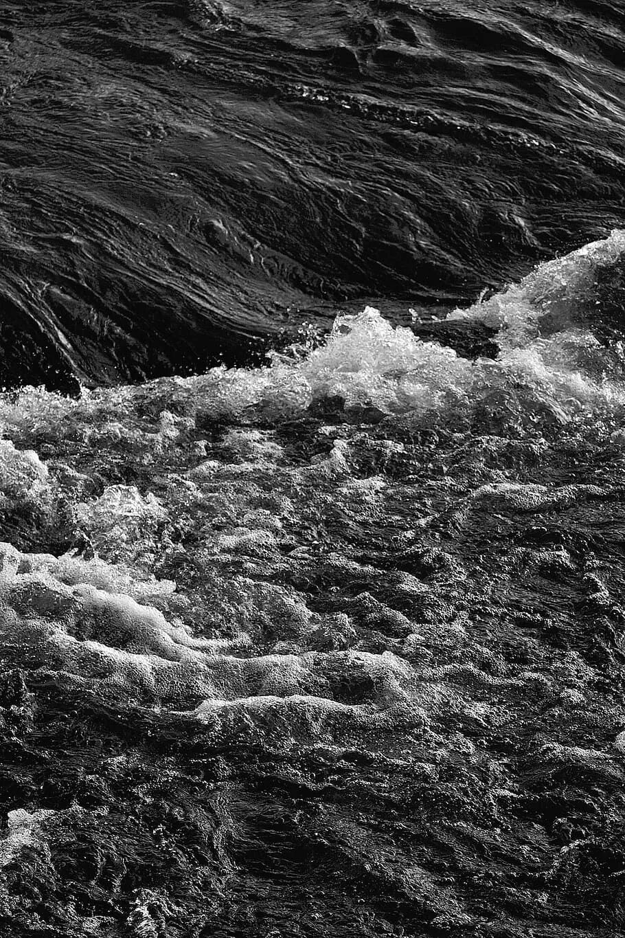 Черные воды фото. Черно белые волны. Море черно белое. Черная вода. Белая волна.