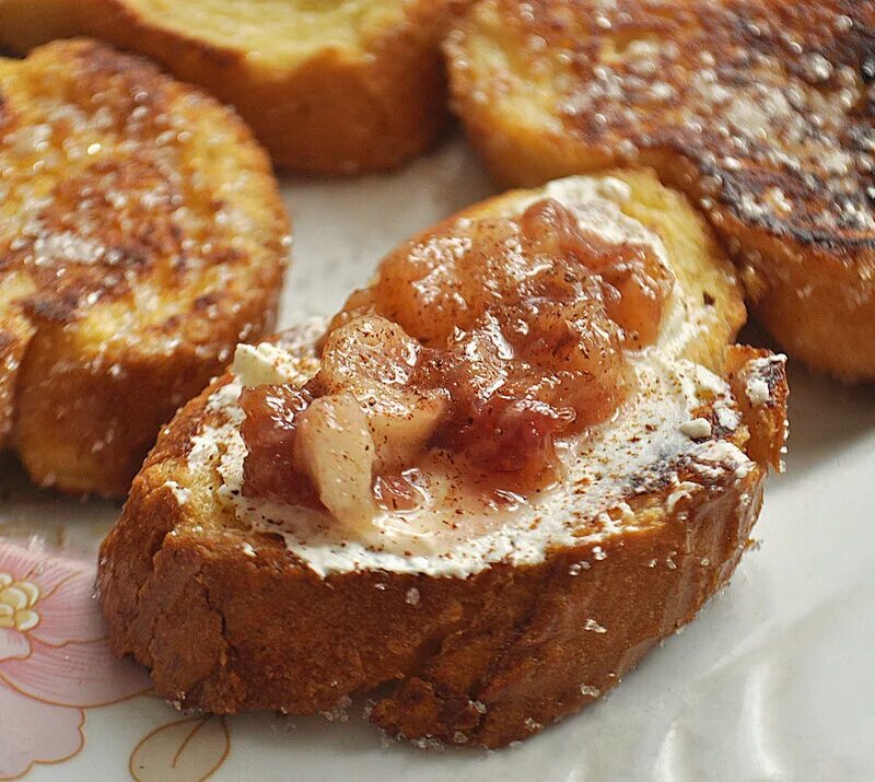 Печеные без сахара. Десерт из белого хлеба. Французские гренки с персиками. Персики с сыром. Обжаренный персик с сыром.