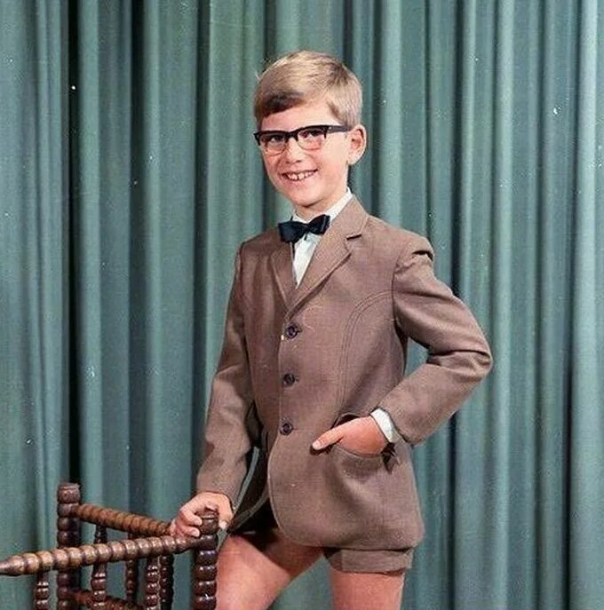 Смешно одетые люди. Стиляги 60-х. Посмотрите как прикольно я одет песня. Посмотрите как прикольно я одет песня. Люди в странной одежде.