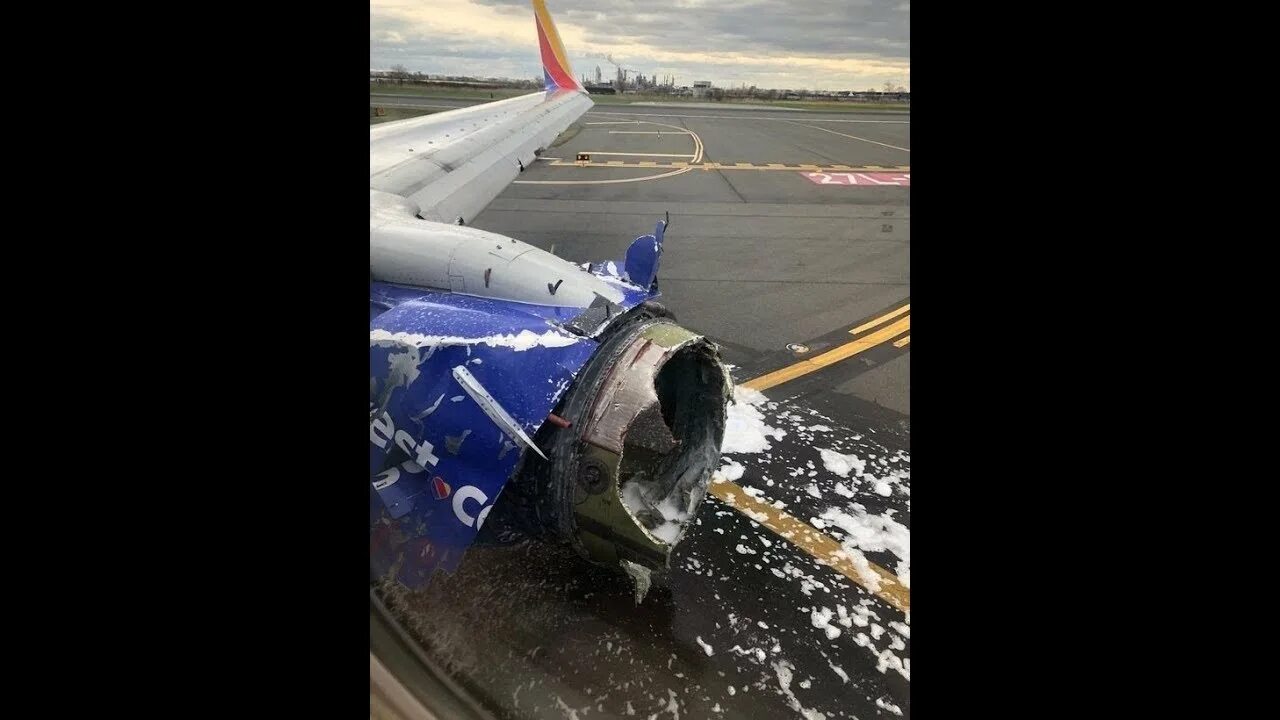 Человека засосало в самолет. Southwest Airlines Flight 1380. Человека засосало в турбину самолета Боинг 737. Помпаж двигателя Боинг 737. Боинг 737 двигатели тяга двигателя.