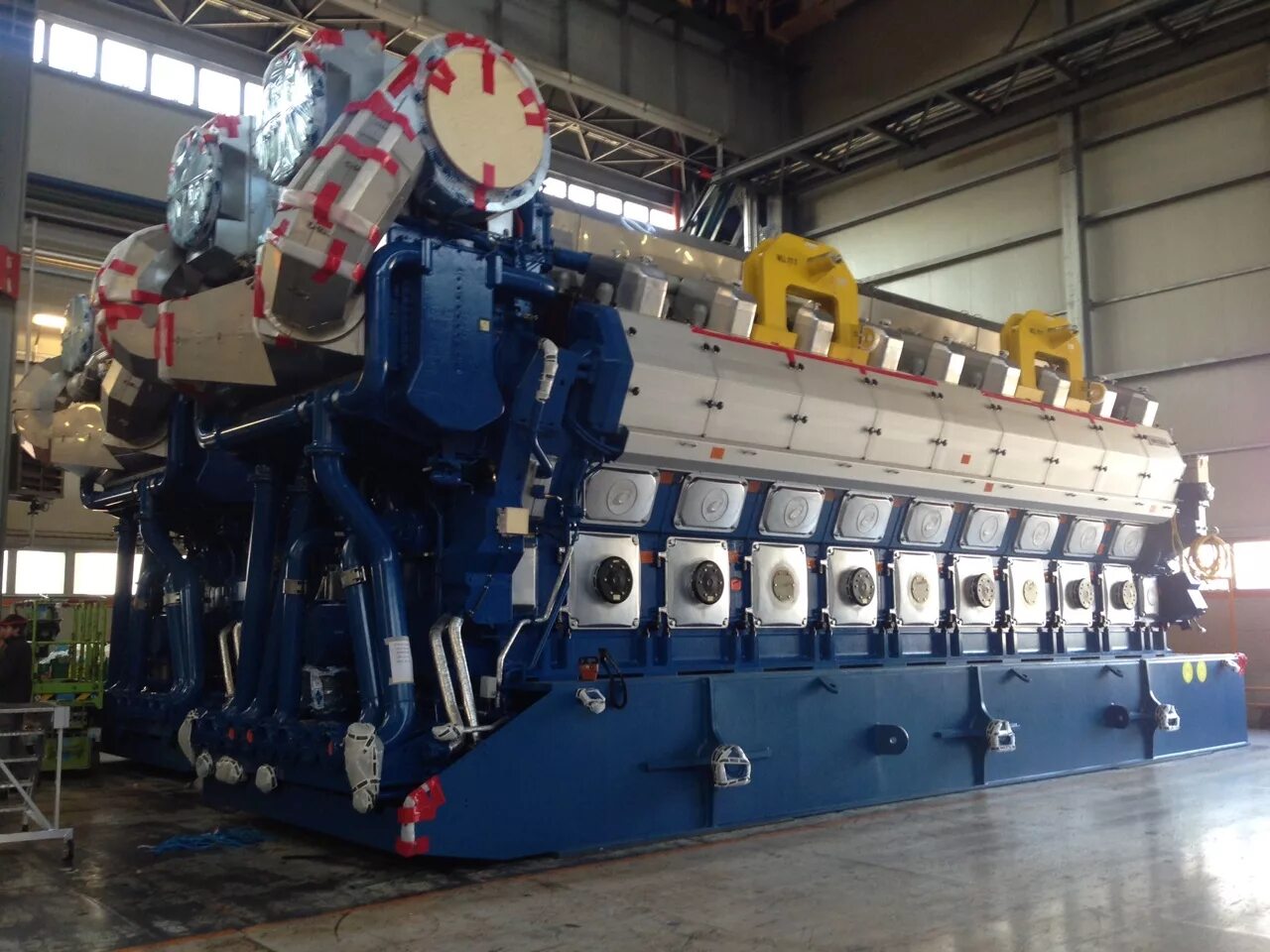 Судовой дизель генератор 4dv224. Двигатель wartsila 10v31. Man b&w 7l80mc. Двигатели судов. Wartsila судовые двигатели.