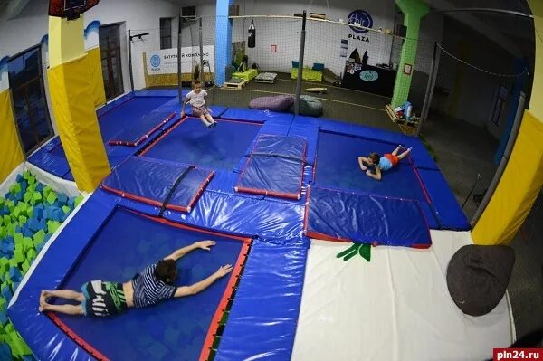 Каширская плаза батутный центр. Батутный центр псков. Батутный центр псков октябрьский 54. Простория псков батуты. Батутный центр псков.