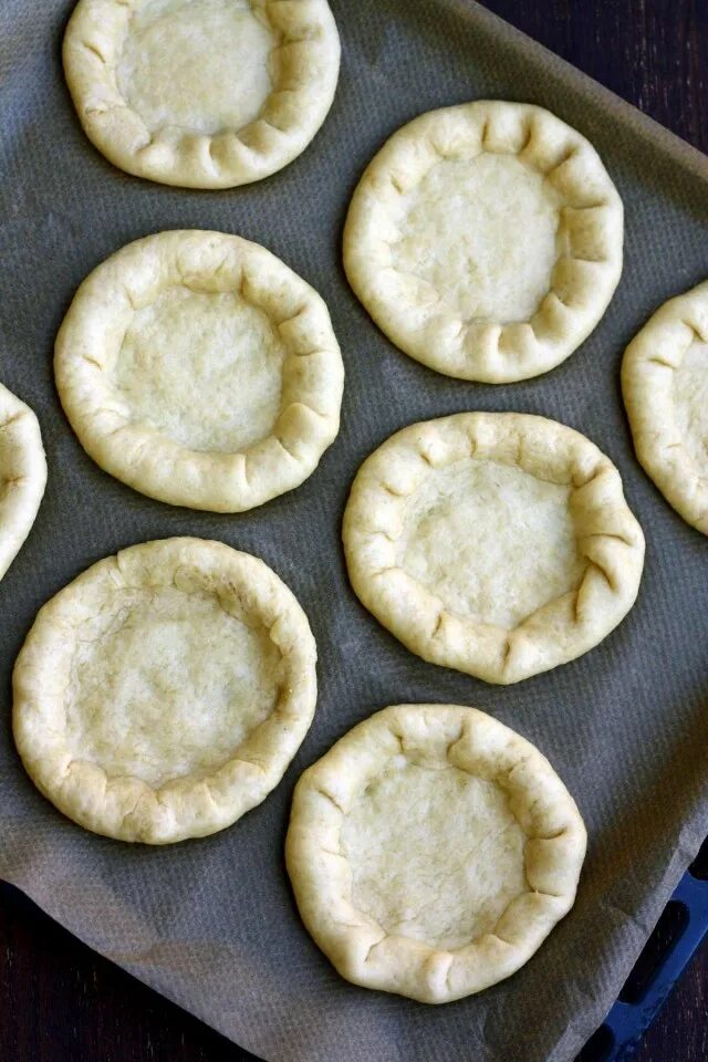 Как сформировать ватрушки. Ватрушки большие с творогом. Формы лепки ватрушек. Красивая форма ватрушек с творогом. Ватрушки.